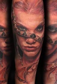 укусни женски портрет у боји са узорком тетоваже змија