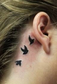узорак птице тетоваже иза даме ухо