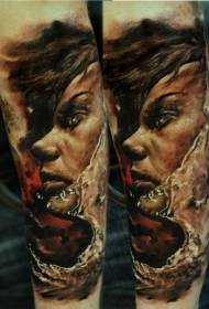 腕の色の女性の顔のタトゥーパターン