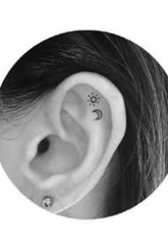 tatuaje en la oreja - un grupo Pequeño patrón de tatuaje fresco simple dentro del oído