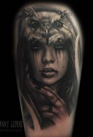 impresivno žensko lice Tattoo Pattern sa sovom
