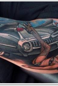 Çarpıcı Siyah Cadillac araba ve kız dövme deseni