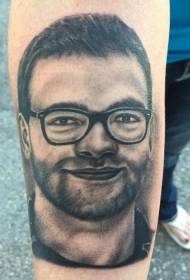 Reális stílusú fekete férfi portré kar tetoválás minta