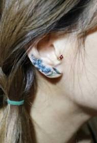 un ensemble de dessins de tatouage de petites fleurs sur les oreilles
