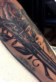 bracciu antica scola nera graziosa pistola di tatuaggi di mudellu