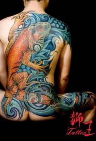 muški realistični foto gušter i valoviti uzorak tetovaža