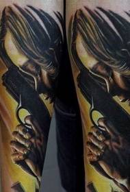 Retrato feminino en cor realista e patrón de tatuaxe de pistola