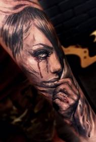 Retrato de mujer aterradora de color de brazo con patrón de tatuaje cruzado