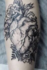 女生小腿上黑色点刺抽象线条植物和心脏纹身图片