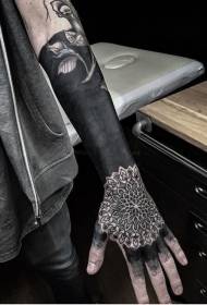 lengan hitam besar dengan pola tato vanilla