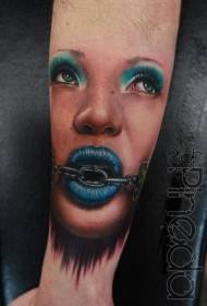 ročni portret barvno dekle in vzorec tatoo verige
