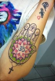 bras couleur main fatima motif croix de tatouage