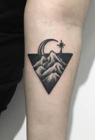rokas melnā trīsstūra kalnu un mēness tetovējuma raksts