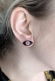 lobe d'oreille de fille sur un beau petit motif de tatouage frais