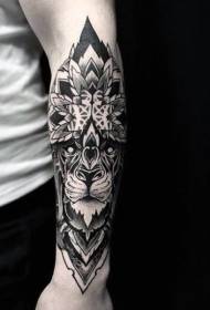 ръка черен племенен лъв модел татуировка