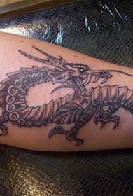 मनोरंजक चीनी ड्रॅगन फोरआर्म टॅटूचा नमुना