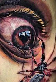 szokujący realistyczny tatuaż 3D gałki ocznej