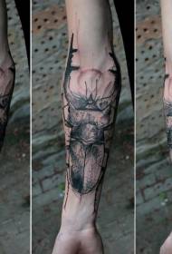 arm zwart grijs stijl grote bug tattoo patroon