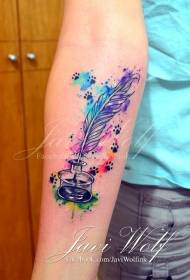 羽毛和貓爪紋身圖案的手臂水彩風格墨水瓶