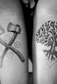 padrão de tatuagem de árvore e machado de estilo de facada de braço preto