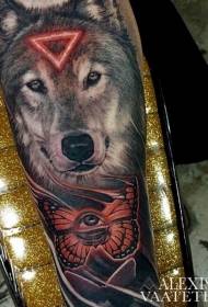 armkleur mysterieuze wolf met rode driehoek en vlinderoog tattoo-patroon