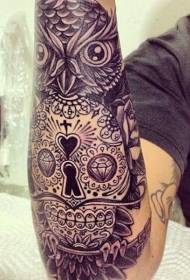 Wzorzec tatuażu w kształcie serca z ramieniem Czarna czaszka sowa