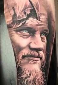 ručno crno-bijeli portret gusara s uzorkom tetovaže jedrenja