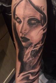 pequeno patrón de tatuaje de retrato feminino misterioso de estilo gris negro brazo