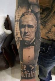 Голем импресивен црно-бел машки портрет со буква шема на тетоважи