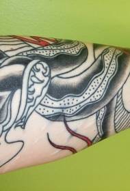 modello del tatuaggio del serpente diabolico con denti aguzzi sul braccio