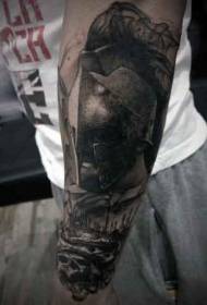 lengan prajurit Spartan hitam dramatis dengan pola tato tengkorak