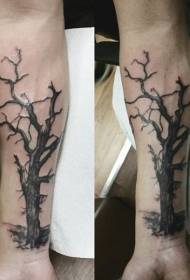 Татуировка в виде руки из темного дерева