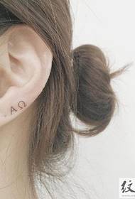 mazs tetovējuma raksts uz auss ļipiņas