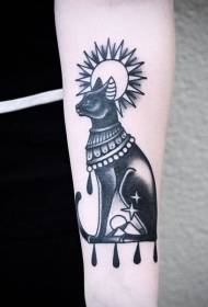 手臂老派黑埃及貓與太陽紋身圖案