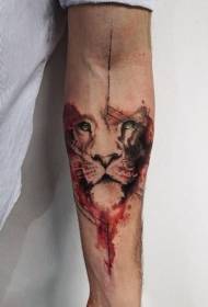 Model de tatuaj cap de leu în stil acuarelă braț