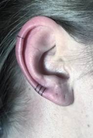 Tattoo uho djevojke uho na crnoj liniji tetovaža sliku