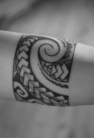 črno-beli vzorec tetovaže zapestnice totem