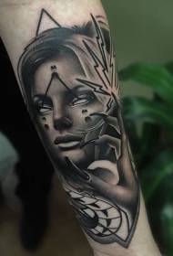 femmes traditionnelles modernes long noir et blanc à ongles et modèle de tatouage symbole mystérieux