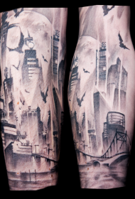 Braço preto cinza cidade com padrão de tatuagem de morcego