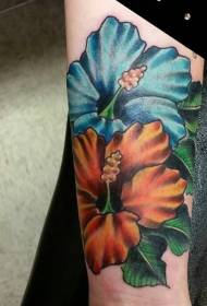 roka Rumeni in modri vzorec tatoo cvetja hibiskusa