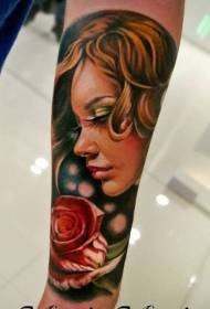 рука рэалістычны партрэт дзяўчыны з малюнкам татуіроўкі ружы