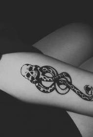 rokas melnā čūska apvienojumā ar tetovējuma tetovējuma modeli