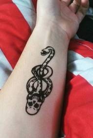Potītes noslēpumainā melnā čūska ar tetovējuma tetovējuma modeli