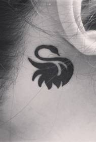 egyszerű fekete hattyú tetoválás minta a fül mögött 110768 - fekete rák tetoválás minta a fül mögött