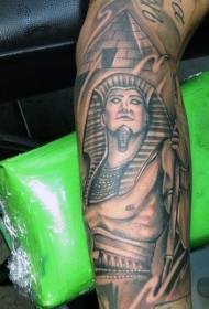 brazo patrón antigo exipcio faraón negro e tatuaxe de pirámide