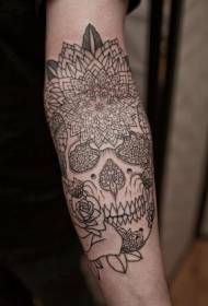 crâne noir armée combiné avec motif de tatouage floral ornemental