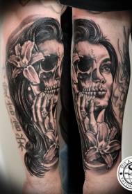 malá ruka čierna polovica polovice ženy tvár tetovanie vzor