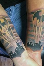 ноћни град у боји руке са узорком тетоваже Батман
