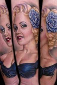 krah i vogël femër bukuroshe portret i modelit të tatuazheve me lule blu