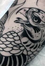 팔 구식 검은 독수리 문신 패턴